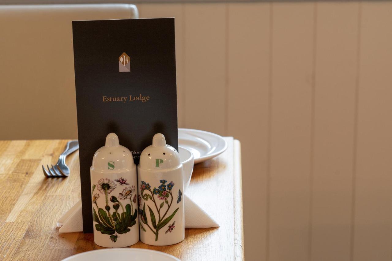 Estuary Lodge Motel B&B Talsarnau ภายนอก รูปภาพ